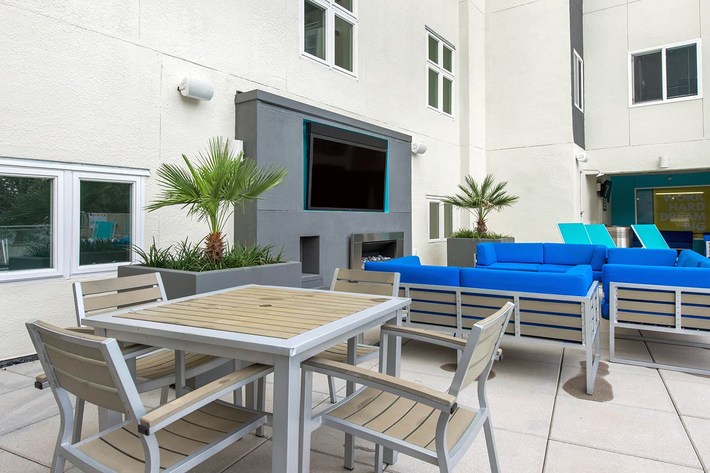 Poolside-Lounge-01-Social-28-Gainesville