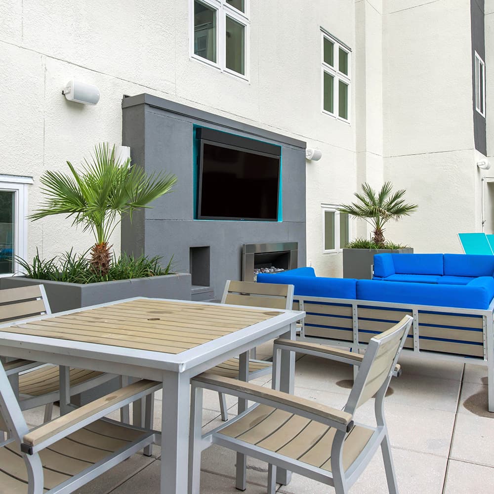 Poolside-Lounge-01-Social-28-Gainesville